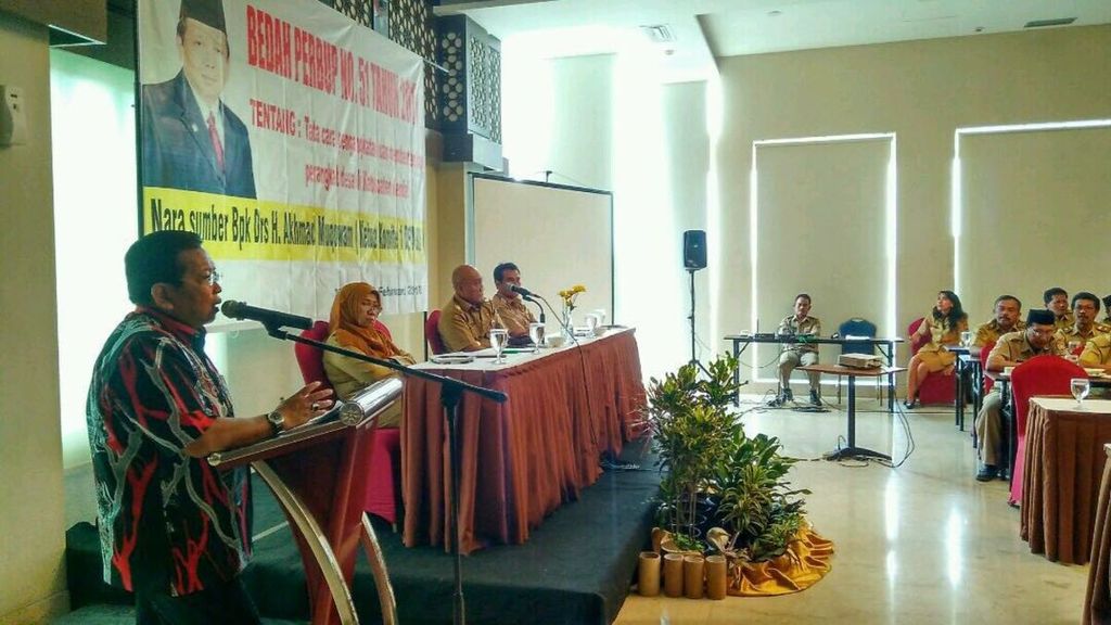 Akhmad Muqowam saat masih menjabat Ketua Komite I DPD tengah berbicara dalam dialog dengan perangkat desa dan Pemerintah Kabupaten Kendal di Kendal, Jawa Tengah, Rabu (21/2).