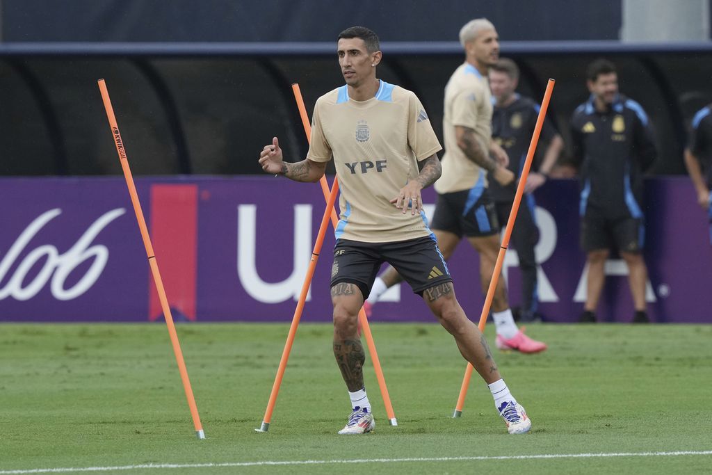 Penyerang Argentina, Angel Di Maria, berlatih bersama tim Argentina di Miami, Amerika Serikat, Kamis (11/7/2024). Argentina dan Kolombia akan bertemu dalam laga final Copa America, Senin (15/7/2024) WIB. Di Maria akan pensiun setelah laga final Copa America antara Argentina dan Kolombia.