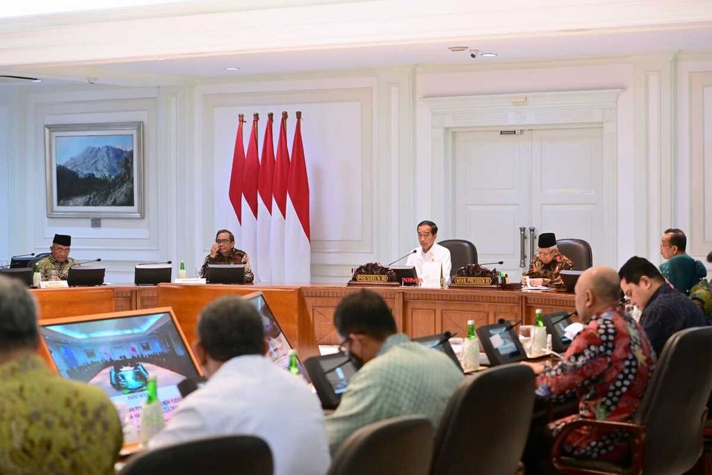 Presiden Joko Widodo memimpin rapat tertutup terkait penyelesaian nonyudisial pelanggaran HAM berat di Kantor Presiden, Jakarta, Selasa (2/5/2023).
