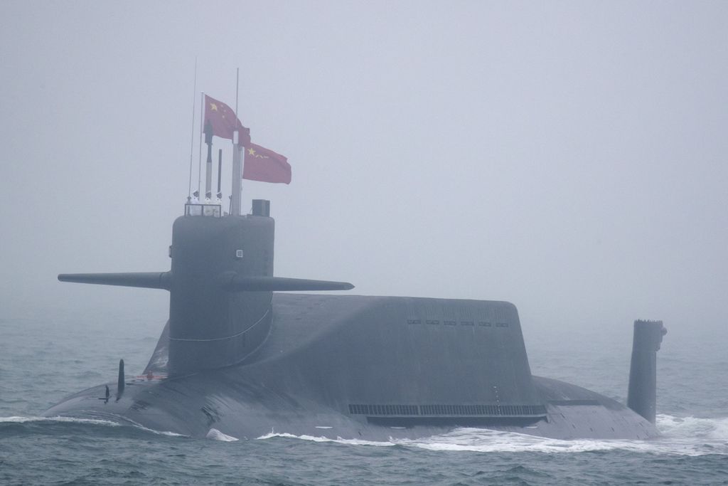 Arsip foto pada 23 April 2019 memperlihatkan kapal selam nuklir kelas Jin tipe 094A Long March 10 milik Tentara Pembebasan Rakyat China (PLA) turut berparade dalam peringatan 70 tahun berdirinya Angkatan Laut PLA di perairan dekat Qingdao, Provinsi Shandong, China.