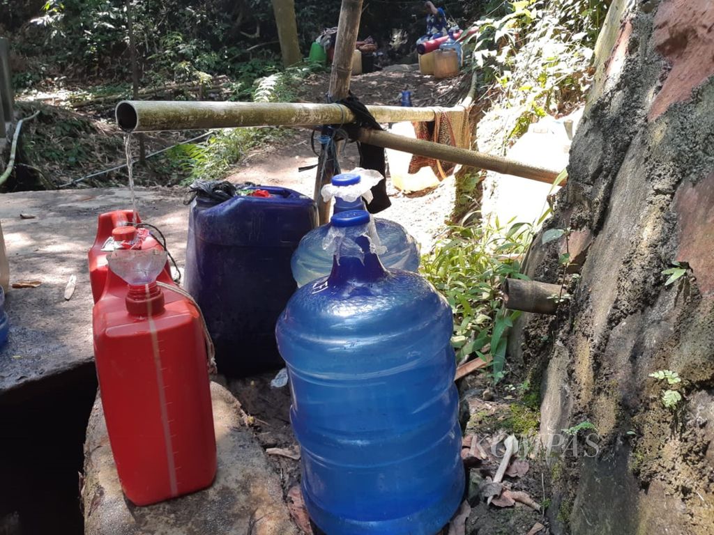 Sejumlah jeriken, galon, dan wadah pelumas bekas diisi air di Kelurahan Mekarsari, Kecamatan Pulomerak, Kota Cilegon, Banten, Jumat (21/6/2019).