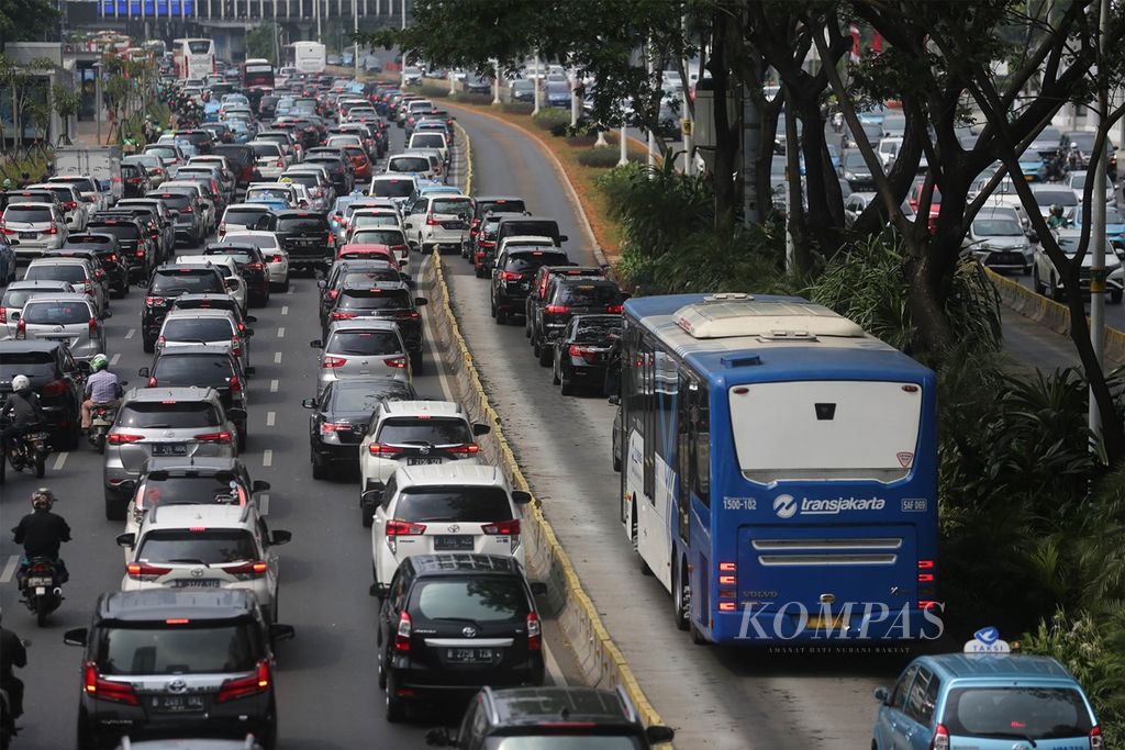 Macetnya lalu lintas di Jalan Jenderal Sudirman, Jakarta Selatan, saat jam istirahat siang menyebabkan sejumlah kendaraan pribadi tak sabar dan menerobos jalur TransJakarta, Rabu (28/8/2019). Perbuatan tidak disiplin itu membahayakan pengguna jalan lain.