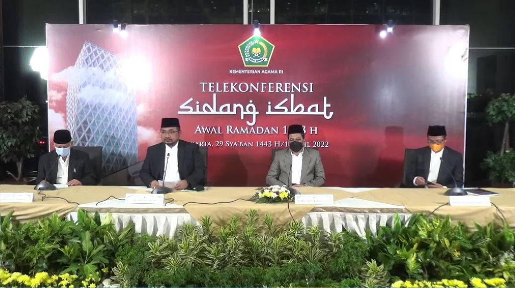Menteri Agama Yaqut Choli Qoumas (kedua kiri) saat telekonferensi sidang isbat awal Ramadhan 2022 di Kantor Kementerian Agama, Jakarta (1/4/2022).
