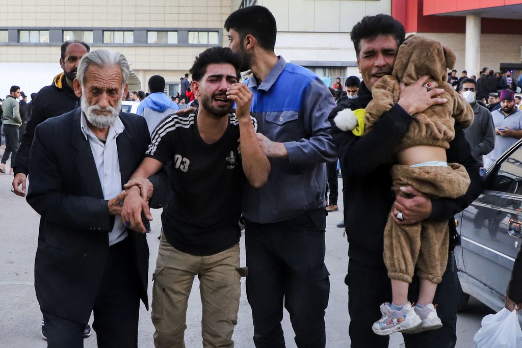 Keluarga korban bom bunuh diri berkumpul di halaman sebuah rumah sakit di kota Kerman, sekitar 820 kilometer tenggara Teheran, Iran, Rabu (3/1/2024). 