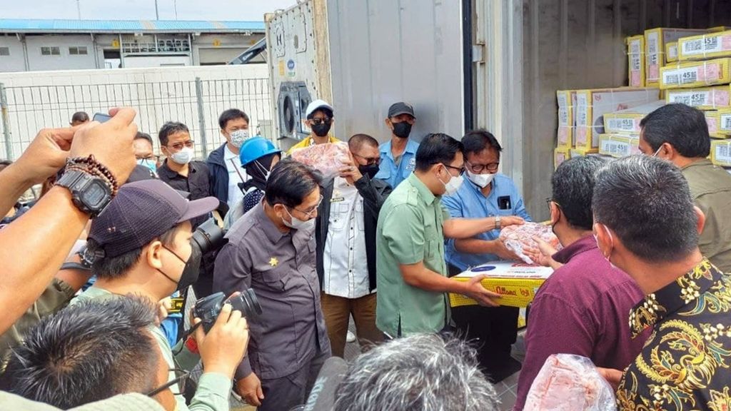 Kepala Badan Pangan Nasional Arief Prasetyo Adi (tengah) meninjau kedatangan daging kerbau beku yang diimpor Bulog di New Priok Container Terminal One, Jakarta, Sabtu (5/3/2022).