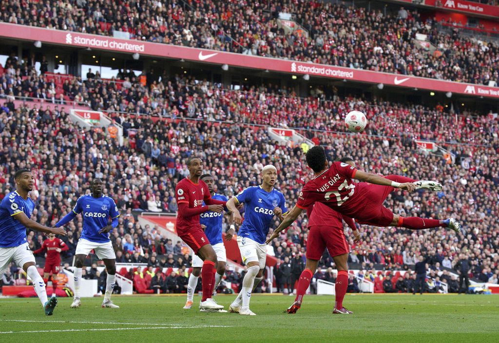 Gelandang Liverpool Luis Diaz (kanan) memberikan umpan melalui tendangan salto kepada Divock Origi (tidak terlihat) yang berdiri bebas di depan gawang Everton, pada laga Liga Inggris di Stadion Anfield, Liverpool, Senin (25/4/2022) dini hari WIB. Liverpool menang dengan skor 2-0.