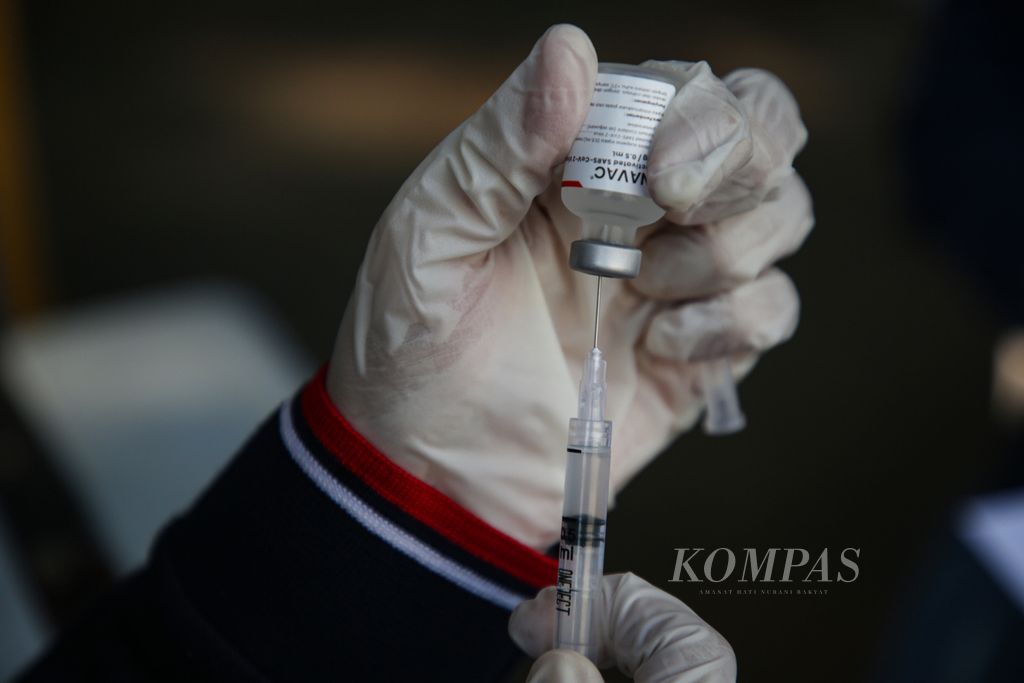 Petugas medis mempersiapkan vaksin Covid-19 pada puncak peringatan Hari Kesehatan Nasional Ke-59 di hari bebas kendaraan bermotor (<i>car free day</i>) di kawasan Bundaran Hotel Indonesia, Jakarta Pusat, Minggu (17/12/2023). 