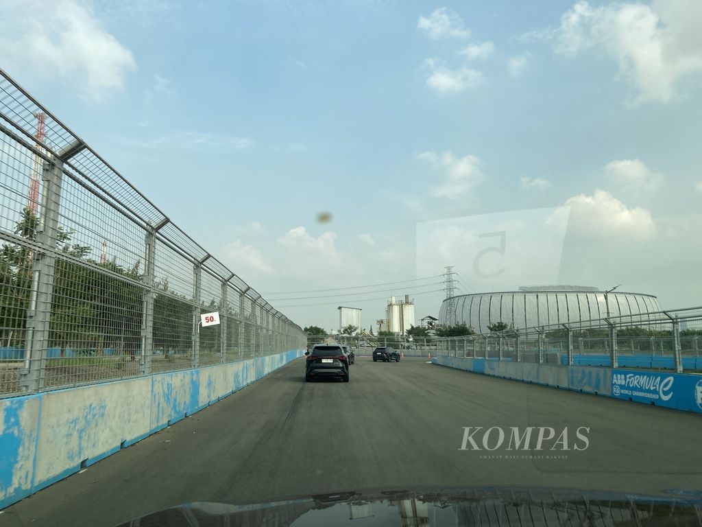 Uji kendara beberapa varian SUV Lexus dengan teknologi elektrifikasi di Jakarta International E-Prix Circuit di Ancol, Jakarta Utara, Selasa (20/6/2023).