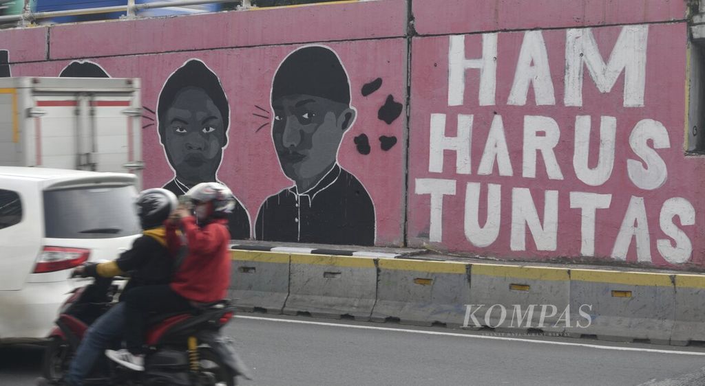 Mural yang menyuarakan kasus pelanggaran hak asasi manusia (HAM) tergambar di kawasan Grogol, Jakarta Barat, Kamis (15/9/2022). Masih banyak kasus pelanggaran HAM berat masa lalu yang belum dituntaskan oleh negara. 