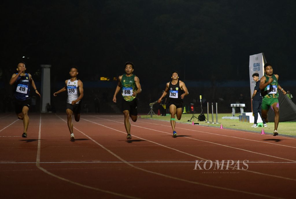 Pelari Jawa Timur Dewa Radika (kiri ketiga) meraih emas dengan waktu 22,30 detik dalam final perlombaan 200 meter senior Kejuaraan Nasional Atletik 2023 di Stadion Sriwedari, Solo, Jawa Tengah, Jumat (23/6/2023). 
