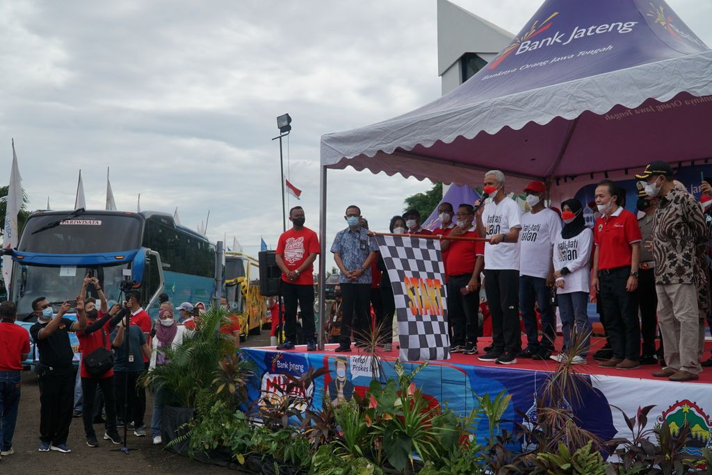 Gubernur Jawa Tengah (Jateng) Ganjar Pranowo melepas keberangkatan para peserta mudik gratis dengan bus yang diadakan oleh Pemerintah Provinsi Jateng dan Bank Jateng di lapangan Museum Purna Bhakti Pertiwi, Taman Mini Indonesia Indah, Jakarta Timur, Kamis (28/4/2022). Ada 126 bus dan 4 gerbong kereta api untuk sekitar 6.000 orang yang disediakan bagi perantau Jateng di Jakarta, Medan, dan Lampung pada program mudik gratis tahun ini.