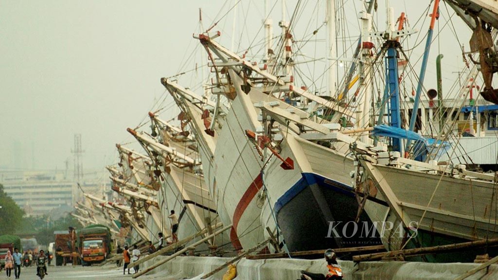 Deretan kapal kayu bersandar di Pelabuhan Sunda Kelapa, Jakarta, beberapa waktu lalu. Rencana pemerintah merevitalisasi pelabuhan ini diharapkan tidak mengubah ciri sebagai pelabuhan rakyat.
