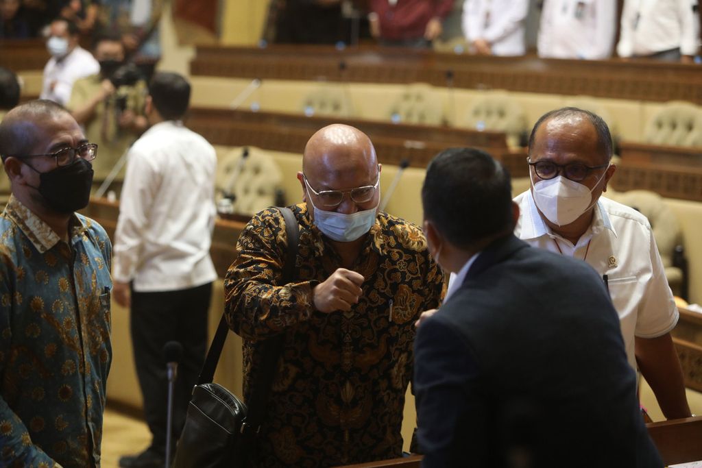 Ketua KPU Ilham Saputra menyapa anggota DPR saat tiba di Gedung DPR, Senayan, Jakarta, untuk mengikuti rapat dengan Komisi II DPR membahas penetapan jadwal pemilu serentak tahun 2024, Senin (24/1/2022). 