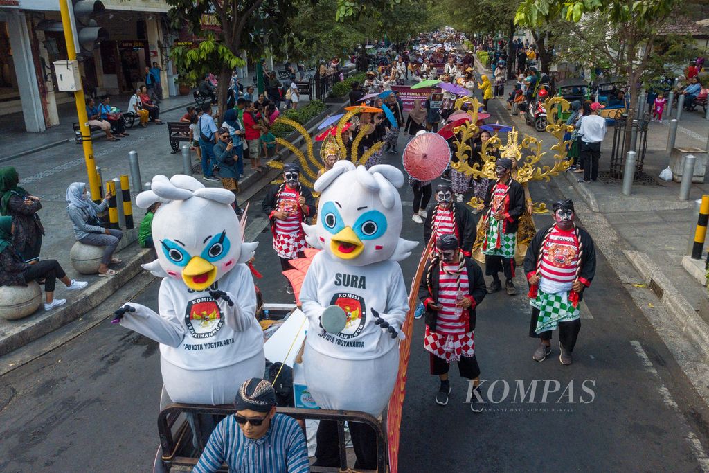 Sura dan Sulu rupa sepasang burung Jalak Bali menjadi maskot Pemilu 2024 ikut dalam barisan prosesi Kirab Pemilu Tahun 2024 dan Deklarasi Pemilu Damai. Kirab ini digagas Komisi Pemilihan Umum Kota Yogyakarta, berlangsung di sepanjang jalan Malioboro, Yogyakarta, Rabu (18/10/2023). 