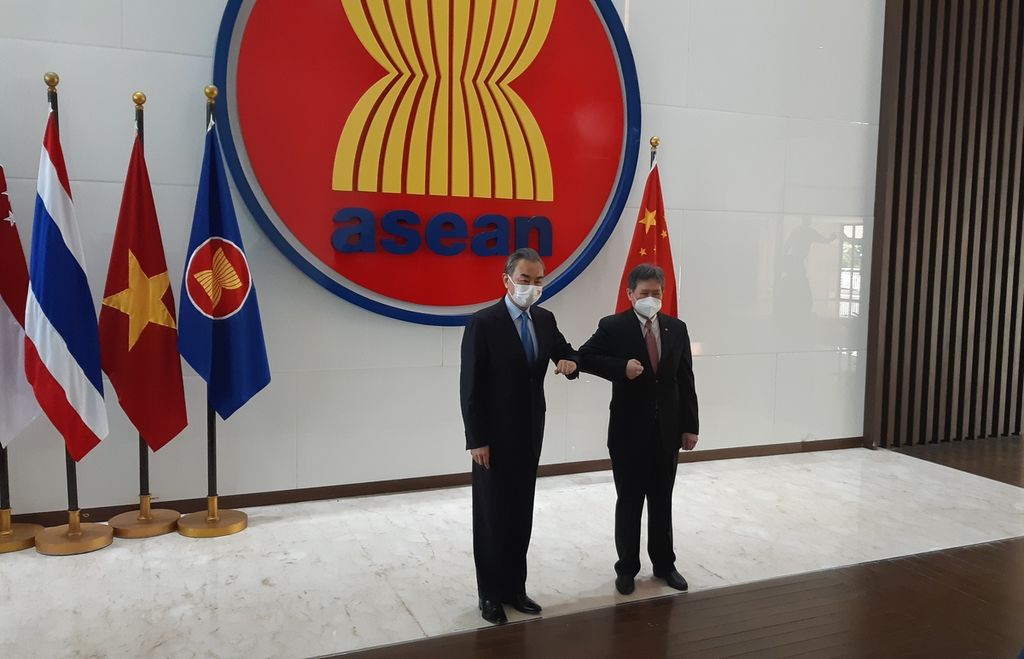 Menteri Luar Negeri China Wang Yi (kiri) berfoto bersama Sekretaris Jenderal Asosiasi Bangsa-Bangsa Asia Tenggara (ASEAN) Lim Jock Hoi. Wang mendatangi Sekretariat ASEAN di Jakarta pada hari Senin (11/7/2022) setelah menghadiri pertemuan Menlu G20 di Bali.