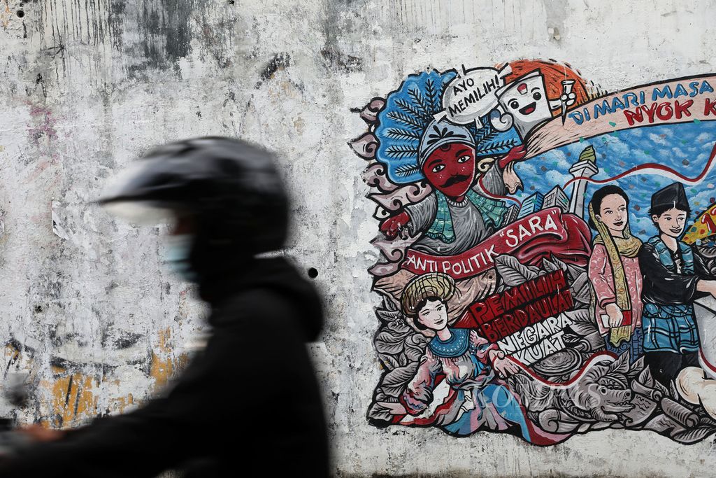 Mural tentang pemilu menghiasi tembok di Dukuh Atas, Jakarta, Rabu (26/1/2022). Jadwal pemilu yang telah disepakati, 14 Februari 2024, diharapkan akan membuat persiapan pelaksanaannya lebih matang.
