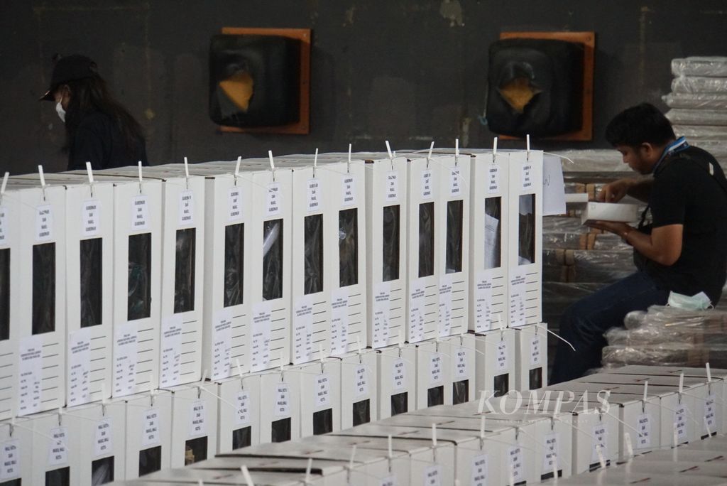 Kotak-kotak suara untuk pemilihan wali kota Manado dan gubernur Sulawesi Utara dalam Pilkada 2020 yang sudah disegel dan siap dibawa ke gudang kecamatan, Senin (7/12/2020). 
