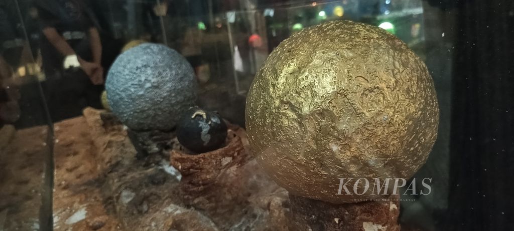 Aneka batuan meteorit dipamerkan di Pendopo Kabupaten Jember, Jember, 4-6 Agustus 2023. Acara ini merupakan kegiatan sampingan dari rangkaian Jember Fashion Carnaval 2023.