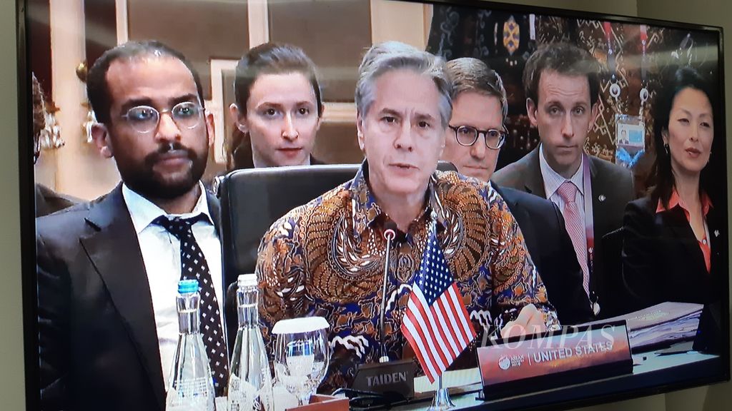 Tangkaoan layar atas Menteri Luar Negeri Amerika Serikat Antony Blinken (berbatik cokelat) memberi sambutan sebelum memulai Pertemuan Pasca-Konferensi Perhimpunan Bangsa-bangsa Asia Tenggara (PMC ASEAN) di Jakarta, Jumat (14/7/2023). 