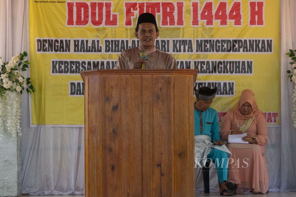 Ketua Kerabat Masyarakat Adat Tempatan Gerisman Ahmad (64) menyampaikan aspirasi warga terkait rencana relokasi warga di Pulau Rempang, Batam, Kepulauan Riau, Kamis (11/5/2023).