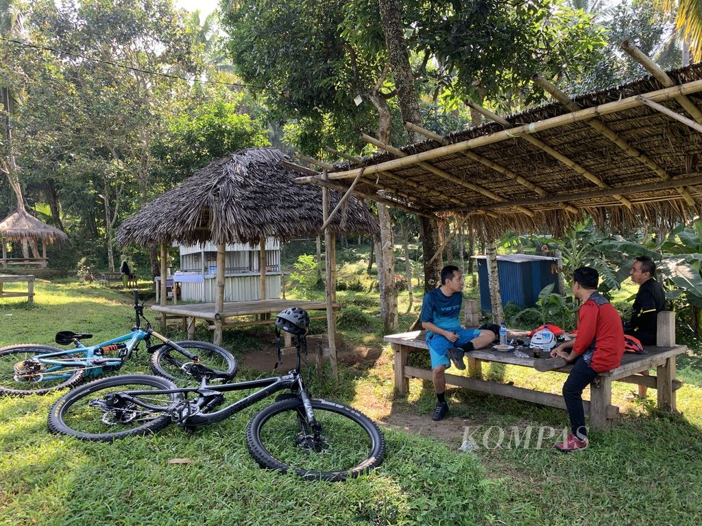 Para pesepeda gunung beristirahat sambil mengobrol dan menikmati berbagai makanan yang dijual warga di kawasan Bukit Cacing di Desa Taman Sari, Kecamatan Gunung Sari, Lombok Barat, NTB, Sabtu (19/5/2023) lalu.