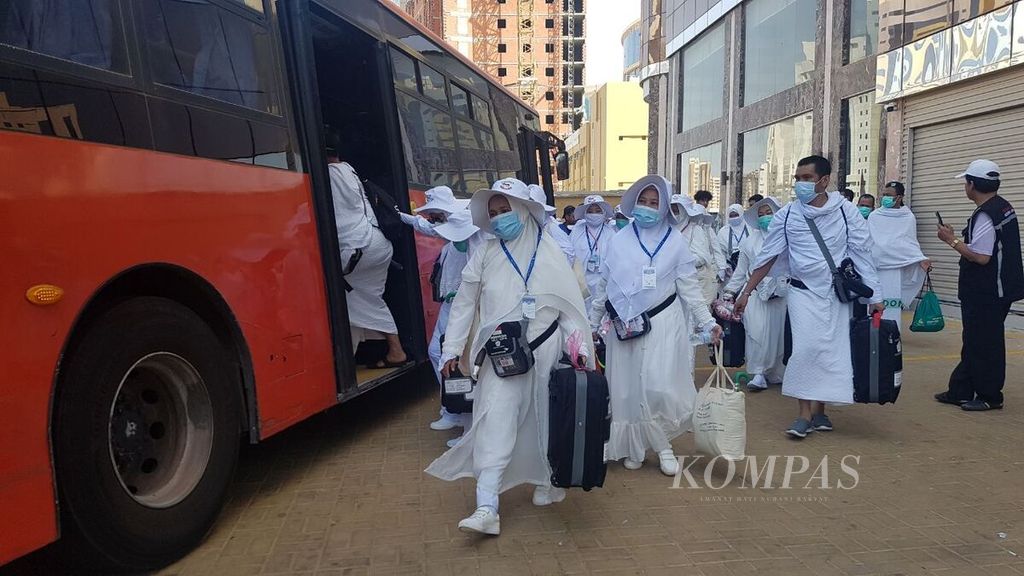 Para jemaah haji asal Indonesia di kawasan Syisya, Mekkah, Arab Saudi, Kamis (7/7/2022), menaiki bus yang mengantar ke di Arafah. 