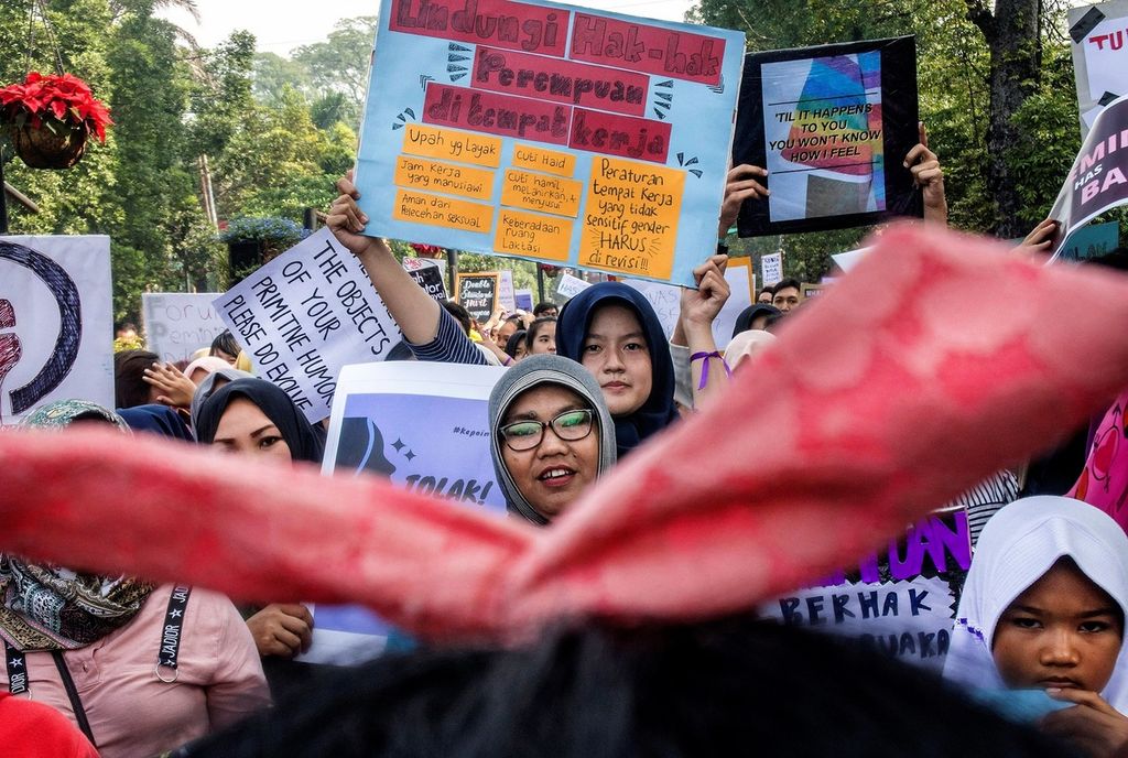 Sejumlah aktivis perempuan dan warga mengikuti aksi Parade Perempuan (Women's March) 2018 di kawasan Dago, Bandung, Jawa Barat, Minggu (4/3/2018). 