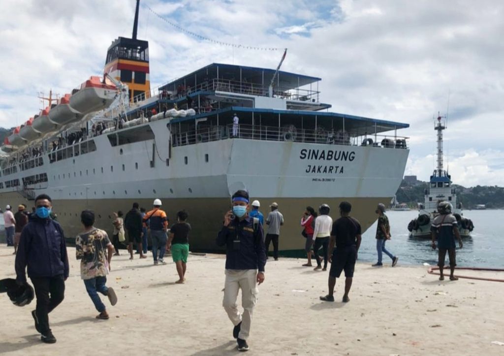 Tampak Kapal Motor Sinabung yang berlabuh di Pelabuhan Jayapura pada Kamis (29/7/2021). Sebanyak 26 penumpang kapal ini dilarang turun di Jayapura karena membawa dokumen perjalanan palsu.
