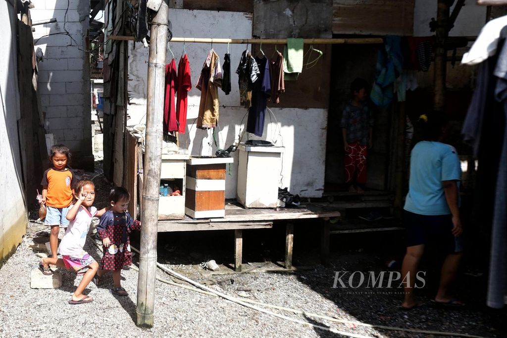Anak-anak bermain diantara hunian semipermanen di kawasan permukiman padat penduduk Muara Angke, Penjaringan, Jakarta Utara, Jumat (7/1/2022). Pada 2022, pemerintah akan fokus mengurangi kemiskinan ekstrem di 212 kabupaten/kota di 25 provinsi. Sebanyak 70 persen di antaranya atau 147 kabupaten/kota dari wilayah yang akan disasar tersebut merupakan kawasan pesisir. Kompas/Totok Wijayanto (TOK)