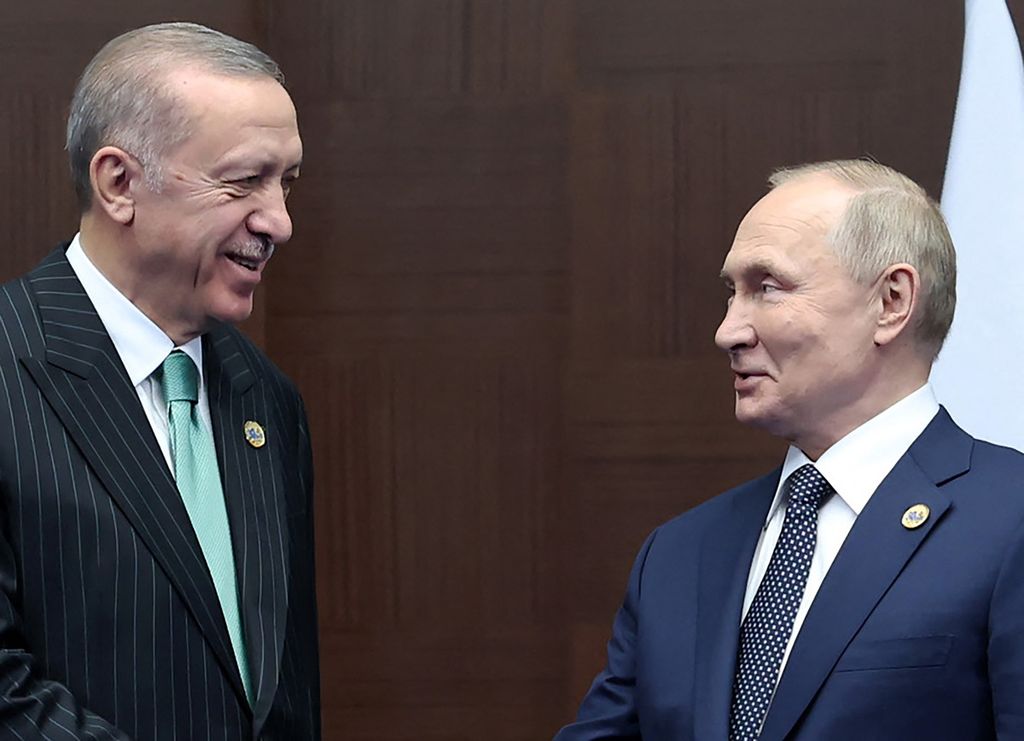 Presiden Turki Recep Tayyip Erdogan (kiri) bertemu dengan Presiden Rusia Vladimir Putin di sela Konferensi Interaksi dan Langkah-Langkah Membangun Kepercayaan di Asia (CICA) di Astana, Kazakhstan, Kamis (13/10/2022). 