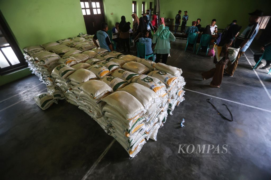 Warga mengambil beras dari program Bantuan Pangan Cadangan Beras Pemerintah (CBP) di Kantor Desa Sedayu, Kecamatan Muntilan, Kabupaten Magelang, Jawa Tengah, Senin (19/2/2024). 