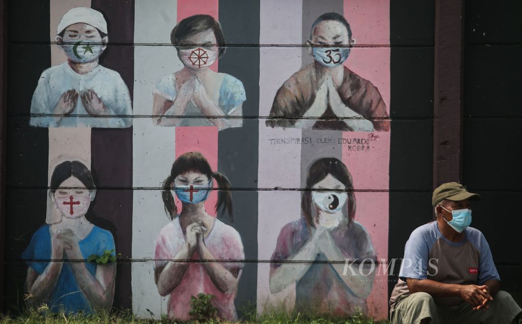 Mural bertema keberagaman agama dan toleransi tergambar di dinding di kawasan Mekar Jaya, Depok, Jawa Barat, Selasa (1/6/2021).