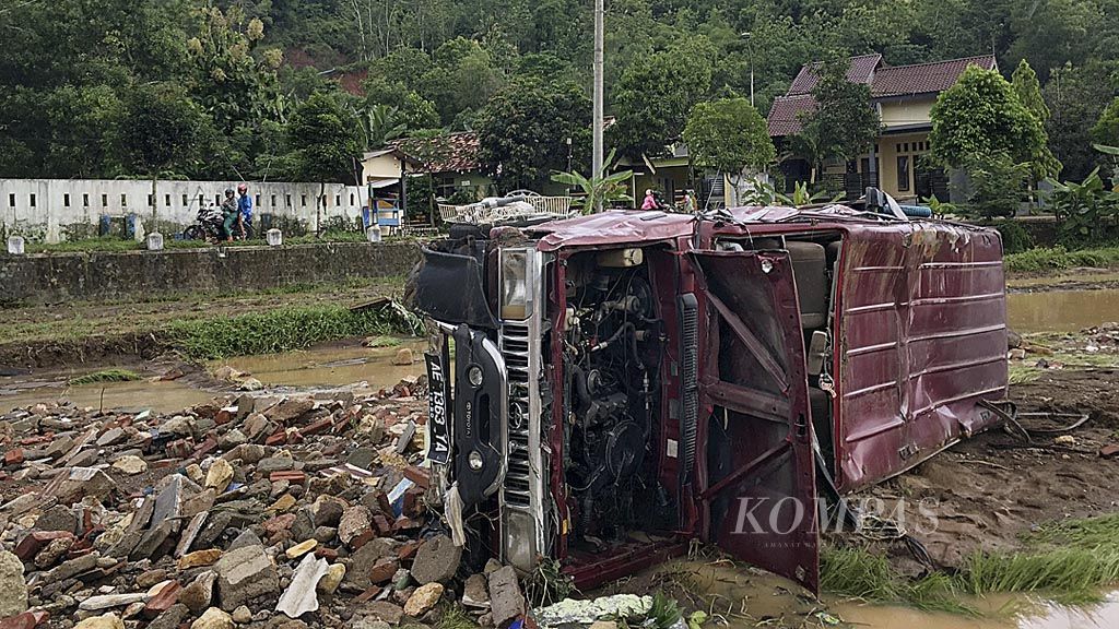 Dampak banjir bandang  pada Rabu (29/11) di  Kabupaten Pacitan, Jawa Timur, merenggut 11  jiwa dan sekitar  4.000 warga mengungsi. Selain itu, sekitar 76.000  pelanggan PLN terkena pemadaman.