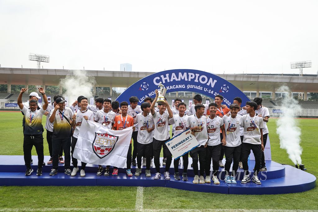Asiana SS melakukan selebrasi setelah menerima trofi juara Liga Kompas Kacang Garuda U-14 di Stadion Madya Gelora Bung Karno, Jakarta, Minggu (10/3/2024). 