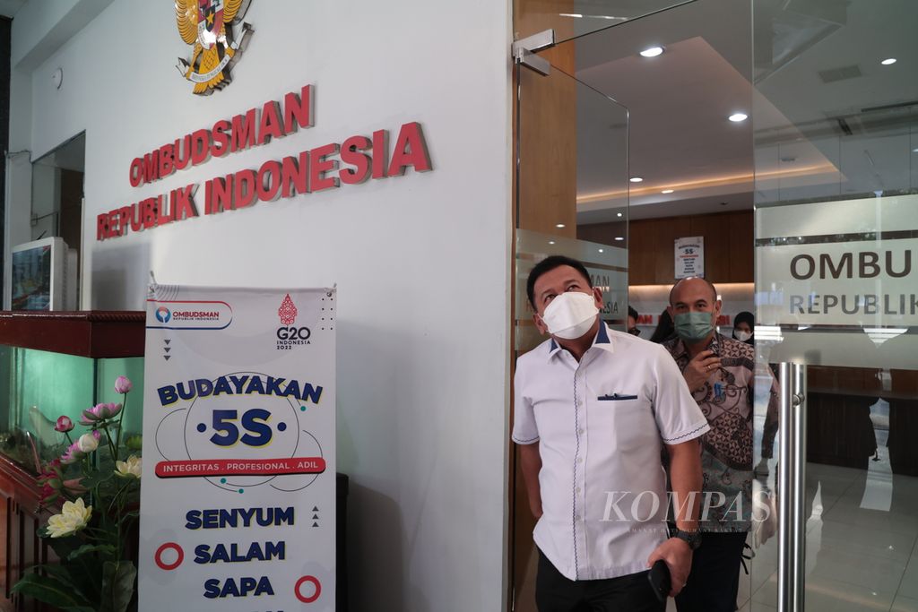 Mantan Direktur Penyelidikan Komisi Pemberantasan Korupsi (KPK) Brigjen (Pol) Endar Priantoro mendatangi kantor Ombudsman Republik Indonesia di Jakarta, Senin (17/4/2023). 