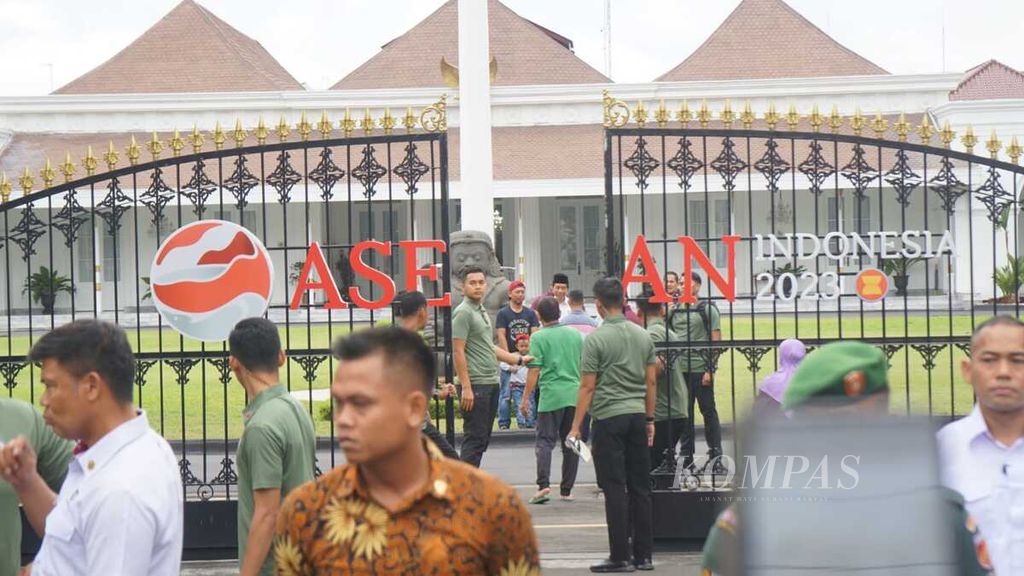 Anggota Pasukan Pengamanan Presiden berjaga ketika sejumlah warga diizinkan masuk untuk berfoto bersama Presiden Joko Widodo di Istana Kepresidenan Yogyakarta, Kota Yogyakarta, Kamis (29/6/2023). Momentum itu terjadi di sela-sela libur Idul Adha 2023.