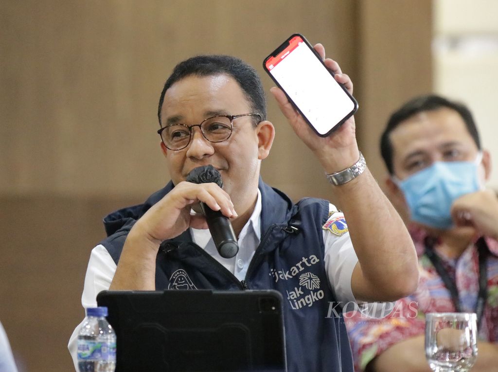 Gubernur DKI Jakarta Anies Baswedan memberikan paparan di depan Pemimpin Umum <i>Kompas </i>Lilik Oetama dan sejumlah orang dalam kunjungan ke Gedung Kompas Gramedia di Jakarta, Rabu (5/10/2022). 