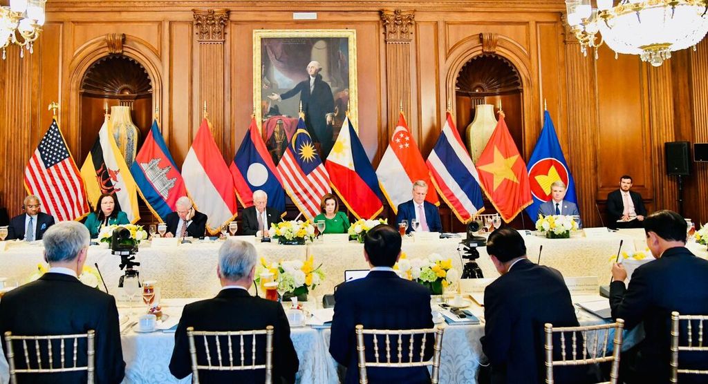 Presiden Joko Widodo saat menyampaikan sambutannya pada jamuan santap siang pemimpin negara-negara ASEAN bersama Ketua Dewan Perwakilan AS Nancy Pelosi dan anggota Kongres AS di Capitol Hill, Washington DC, Kamis, 12 Mei 2022. 