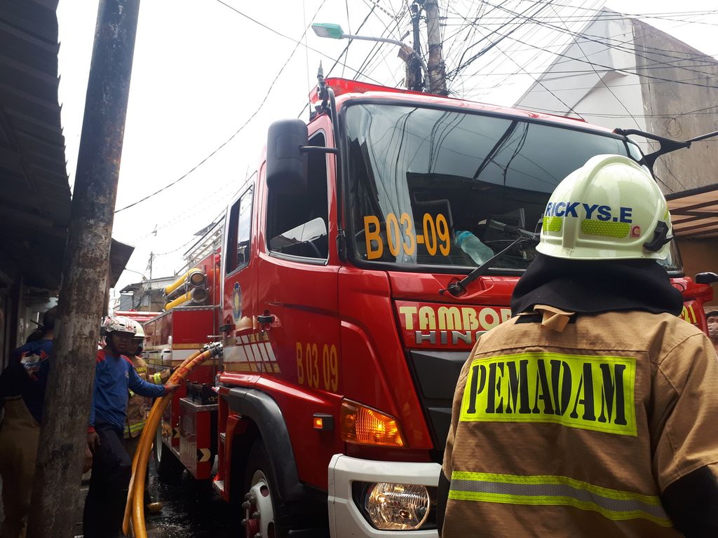 Pemadam kebakaran sedang bertugas memadamkan rumah di RT 009 RW 001 Pejagalan, Penjaringan, Jakarta Utara, Senin (23/1/2023).