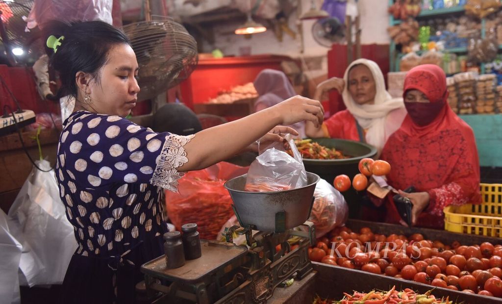 Fatma melayani pembeli di Pasar Pabean, Kota Surabaya, Jawa Timur, Senin (7/3/2022). Jelang Ramadhan, sejumlah harga komoditas di pasar Kota Surabaya mengalami tren kenaikan. 