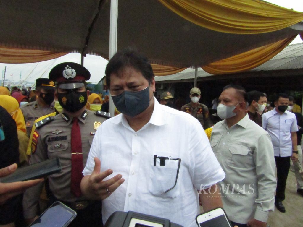 Menteri Koordinator Bidang Perekonomian Airlangga Hartarto saat meninjau operasi pasar minyak goreng di Bandar Lampung, Sabtu (12/2/2022). 