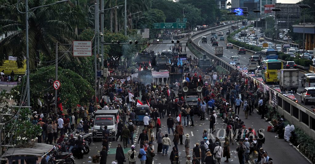 Suasana massa pengunjuk rasa di depan Gedung DPR, Jakarta, Selasa (5/3/2024). Mereka menuntut DPR menggunakan hak angket.  