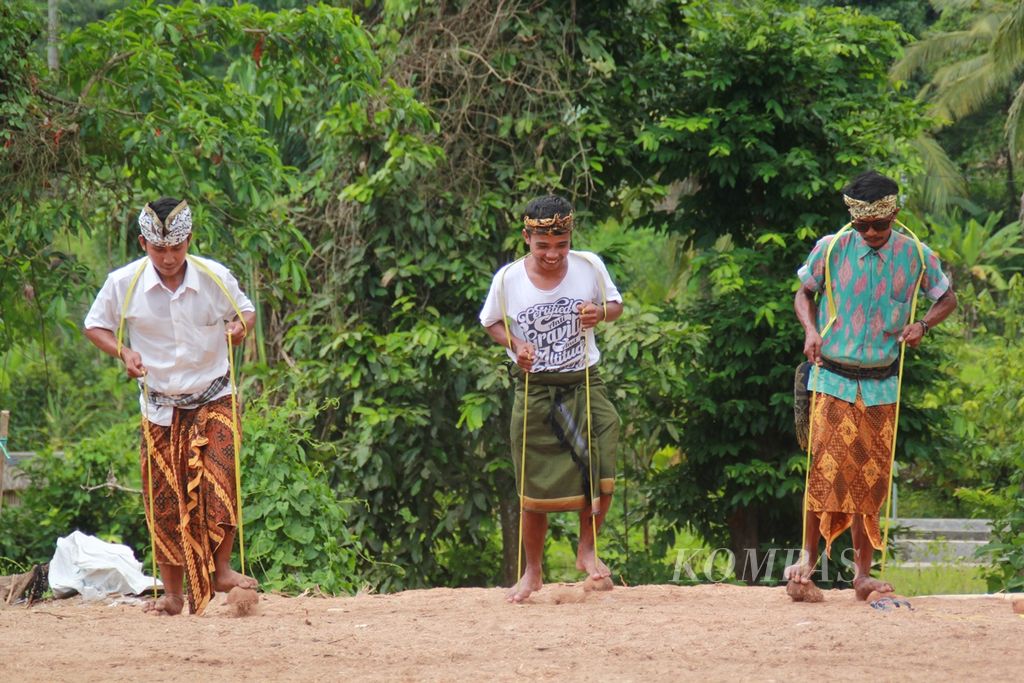 Obyek wisata alam Desa Kerujuk, Lombok Utara, Nusa Tenggara Barat, menawarkan permainan tradisional bagi wisatawan yang berkunjung ke sana. Ketiga remaja putra ini menjajal salah satu permainan tradisional dengan adu balap dari start ke finis.