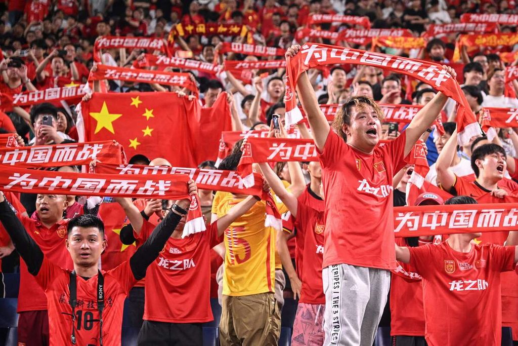 Suporter China pada laga putaran ketiga kualifikasi Piala Dunia 2026 antara China dan Jepang di Stadion Saitama, di Saitama, utara Tokyo, Jepang, 5 September 2024.  