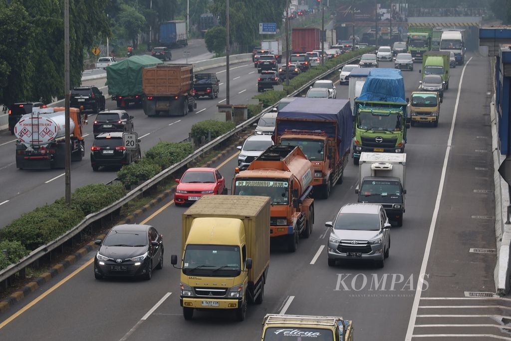 Truk-truk angkutan barang menyesaki jalan tol Lingkar Luar Jakarta di kawasan Pondok Pinang, Jakarta, Senin (1/4/2024). 