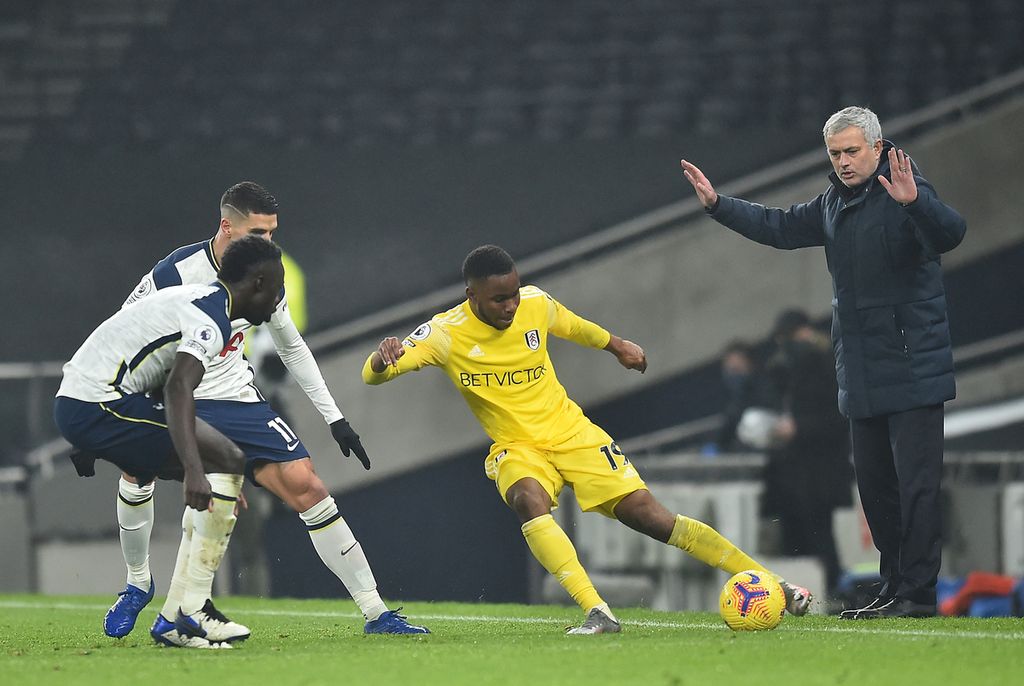 Jose Mourinho (kanan) saat masih menjadi Manajer Tottenham Hotspur pada laga Liga Inggris melawan Fulham, 13 Januari 2021. Mourinho berpeluang kembali melatih di Inggris.