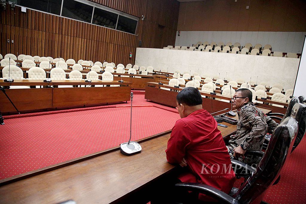 Ketua Panitia  Angket DPR  terhadap Komisi Pemberantasan Korupsi (KPK) Agun Gunandjar (kanan) dan Wakil Ketua Panitia Angket Eddy Kusuma Wijaya menunggu di ruang rapat Panitia Angket yang kosong tanpa kehadiran pimpinan KPK  dan juga anggota Panitia Angket  di Kompleks Parlemen, Jakarta, Selasa (17/10). Pimpinan KPK tidak  memenuhi undangan Panitia Angket  untuk kedua kalinya. KPK masih  menunggu putusan uji materi Undang-Undang tentang MPR, DPR, DPD, dan DPRD terkait hak angket  di Mahkamah Konstitusi.
