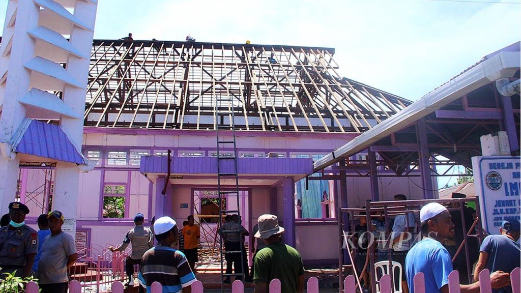 Sejumlah pemuda Islam dari Desa Hitulama, Kecamatan Leihitu, Kabupaten Maluku Tengah, terlibat dalam proses pembangunan Gereja Kristen Protestan Imanuel di Desa Galala, Kecamatan Sirimau, Kota Ambon, pada Selasa (17/1/2017). 