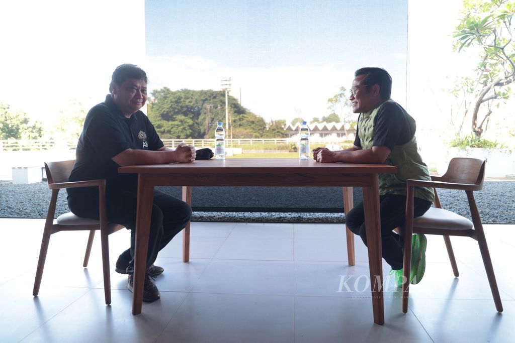 Ketua Umum Partai Golkar Airlangga Hartarto (kiri) bertemu dengan Ketua Umum Partai Kebangkitan Bangsa (PKB) Muhaimin Iskandar di kawasan Gelora Bung Karno, Jakarta, Jumat (10/2/2023). Pertemuan sambil joging dan sarapan bersama itu membahas rencana kemungkinan koalisi kedua partai untuk Pemilu 2024. 