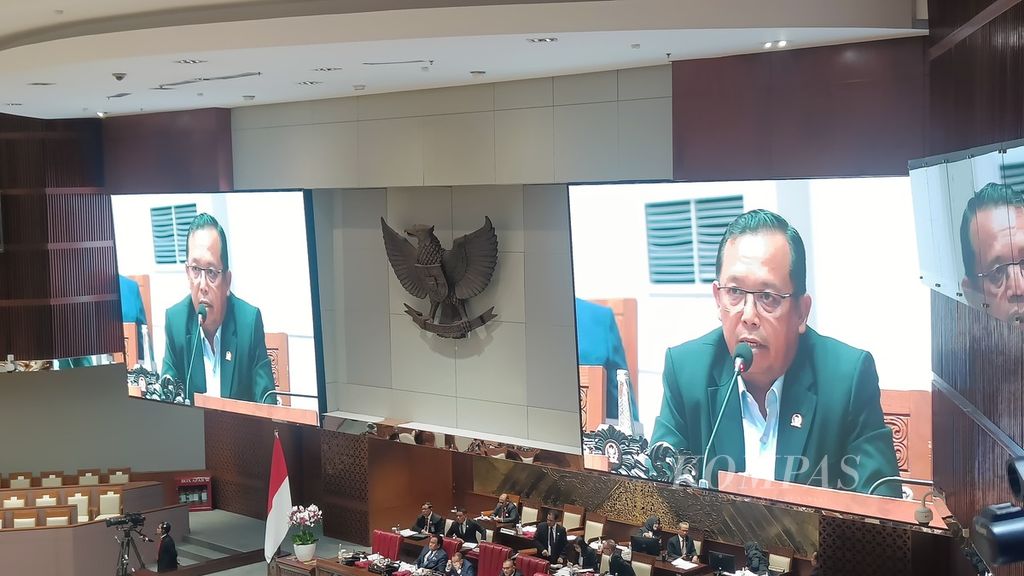Anggota DPR dari Fraksi Partai Demokrat Herman Khaeron berbicara dalam sidang paripurna pembukaan masa persidangan IV tahun sidang 2023-2024 di Kompleks Parlemen, Jakarta, Selasa (5/3/2024).